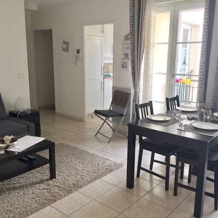 Julie'S Apartment Disneyland เซร์ริส ภายนอก รูปภาพ